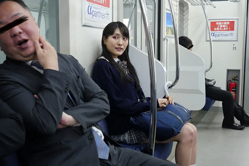 電車にいる制服JK