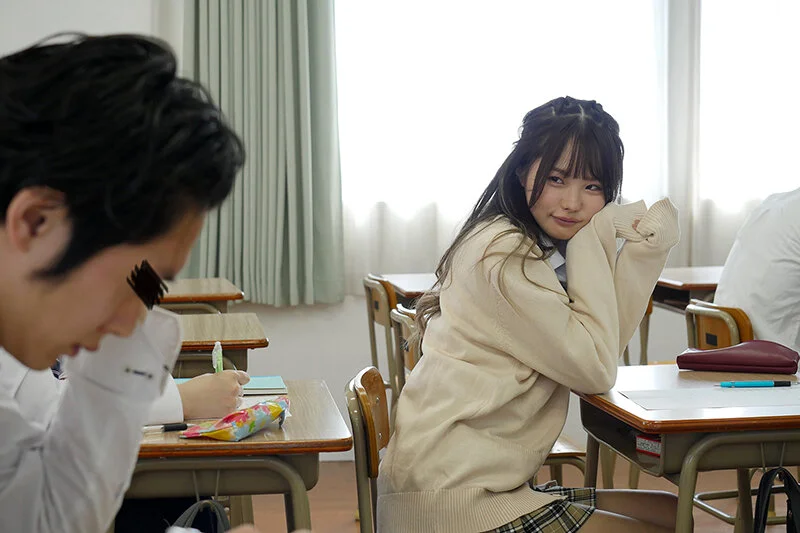 萌え袖カーディガンを着たJKが男を見ている