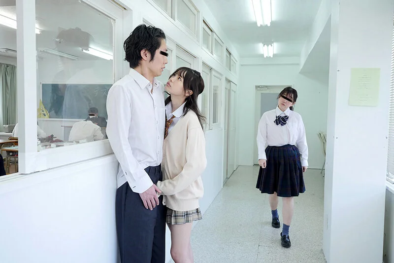 萌え袖カーディガンを着たJKが廊下で手コキしている