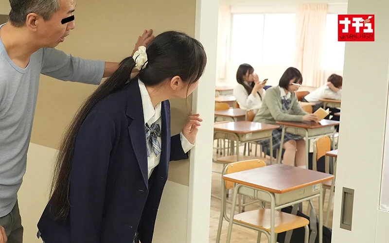 制服JKが教室をのぞいている