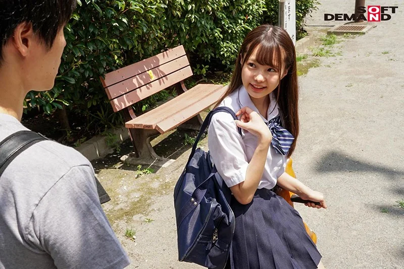 制服姿の松本いちかが外で男と話している