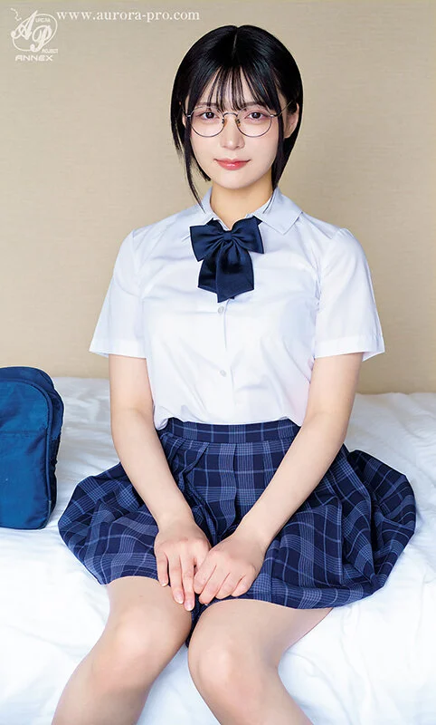 メガネと制服を着た虹村ゆみ