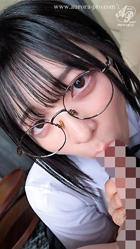 メガネをかけた虹村ゆみがフェラしている