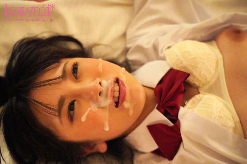 制服JK・東雲あずさが顔射されている