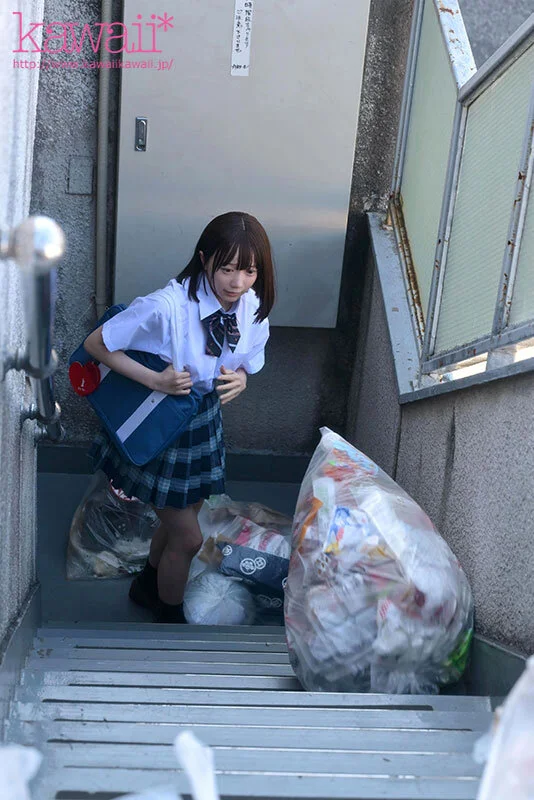 制服JKがゴミを見ている