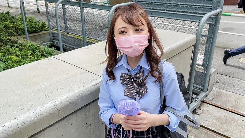 マスクをした制服JK