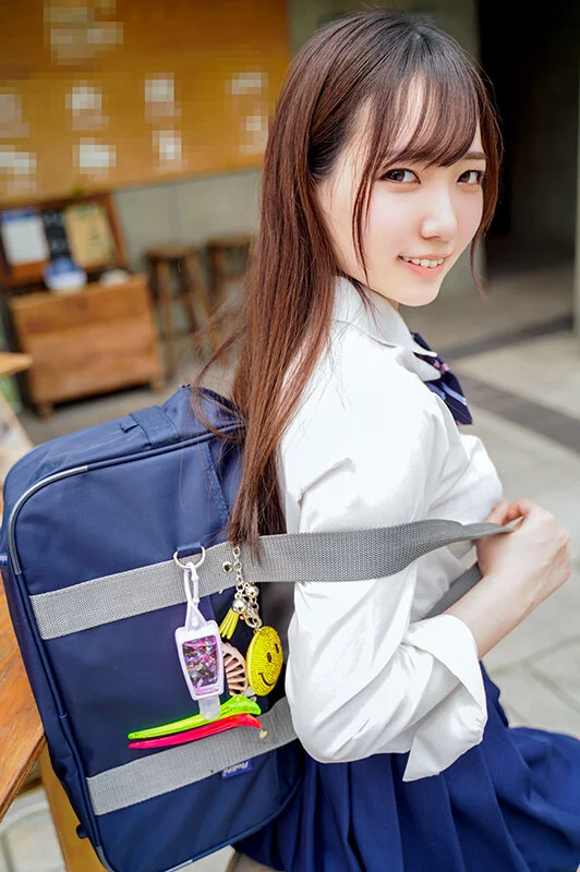 茶髪ロングヘアの制服JK