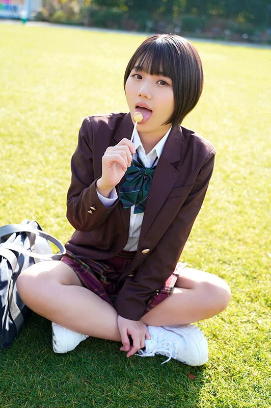 制服JKが飴を舐めている