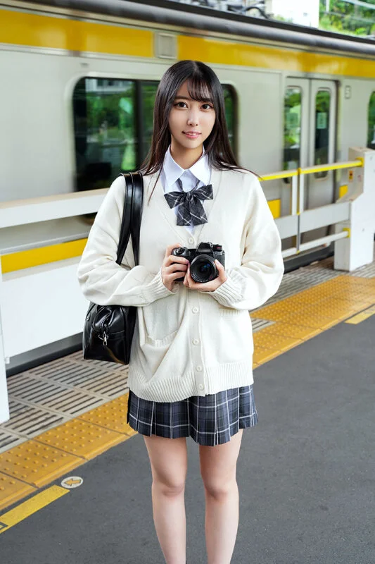 カメラを持った制服JKが立っている