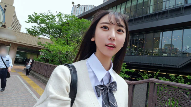 制服JKが街を歩いている