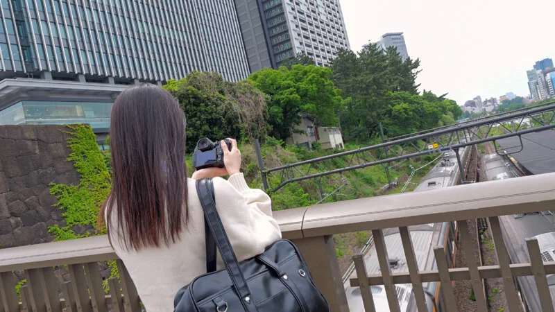 電車を撮る制服JK