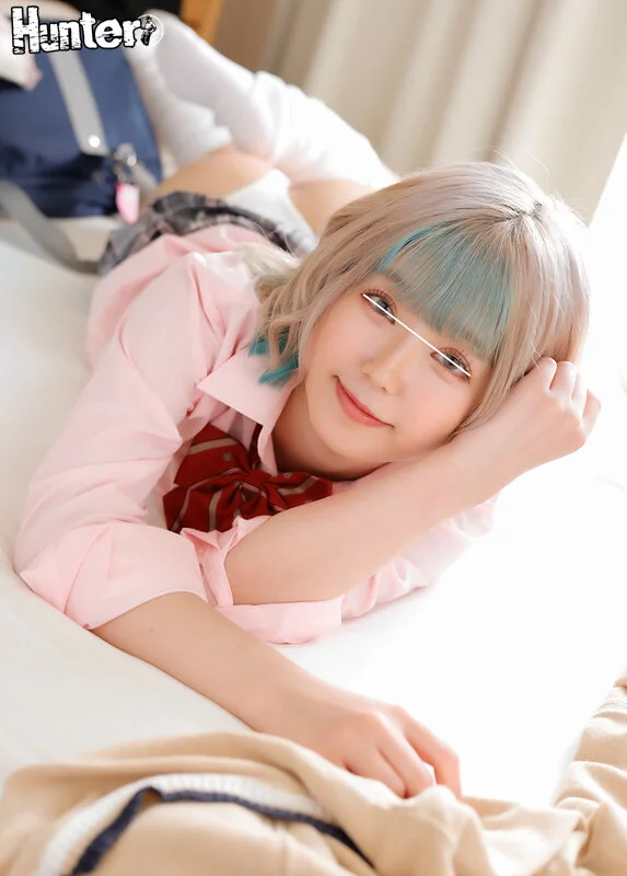 派手な制服女子校生がうつ伏せで寝ている