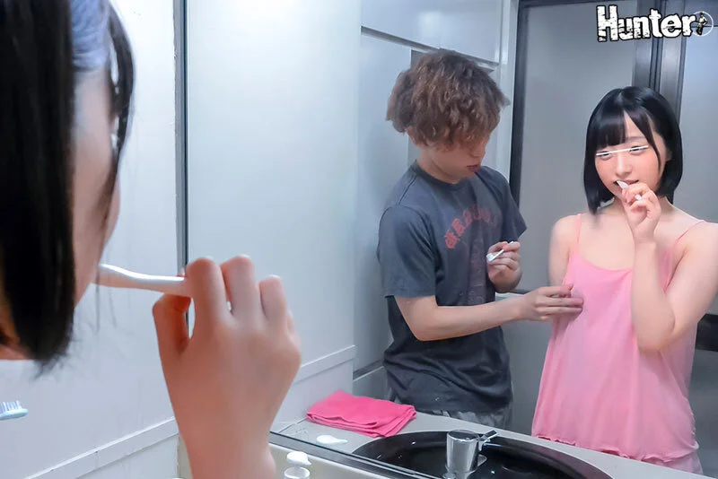 歯磨きをしている義妹が乳首を触られている