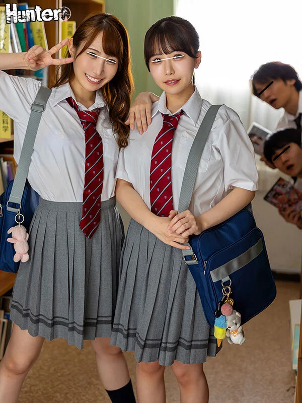 制服JK二人が立っている