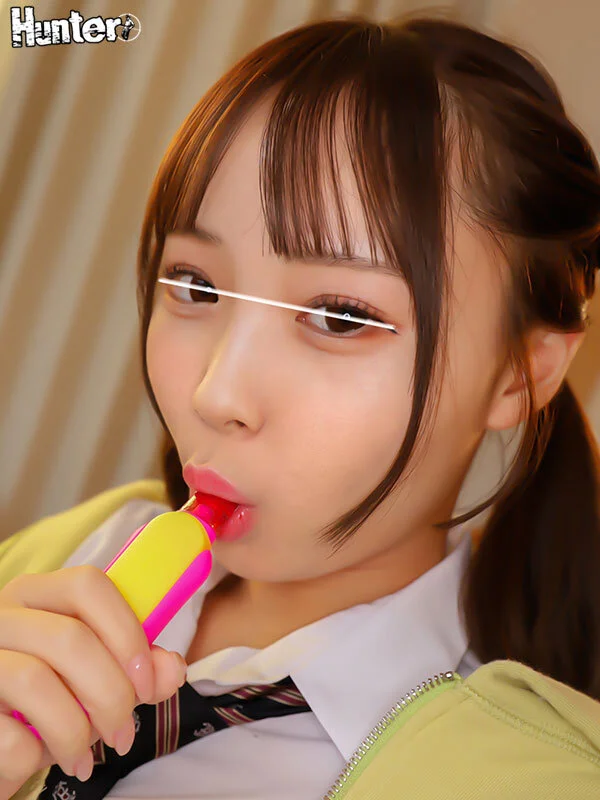 JKがキャンディーをしゃぶっている