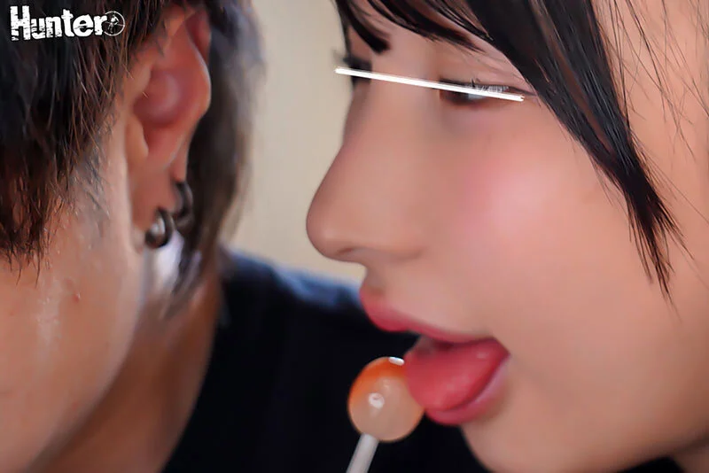 JKが飴を舌で舐めている