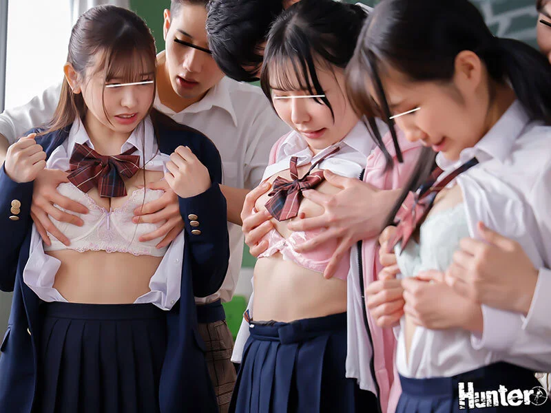 おっぱいを揉まれている制服JK三人