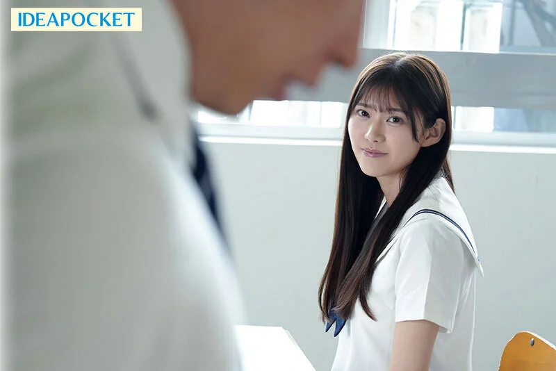 制服JK・愛才りあが教師を見つめている