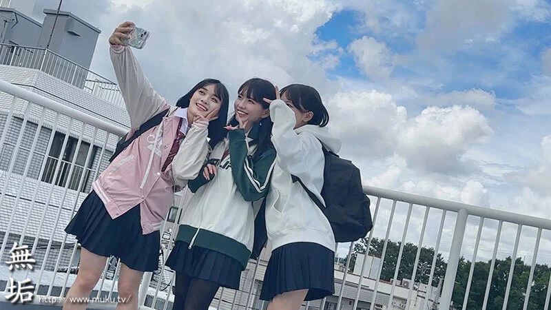 JK三人組が自撮りしている