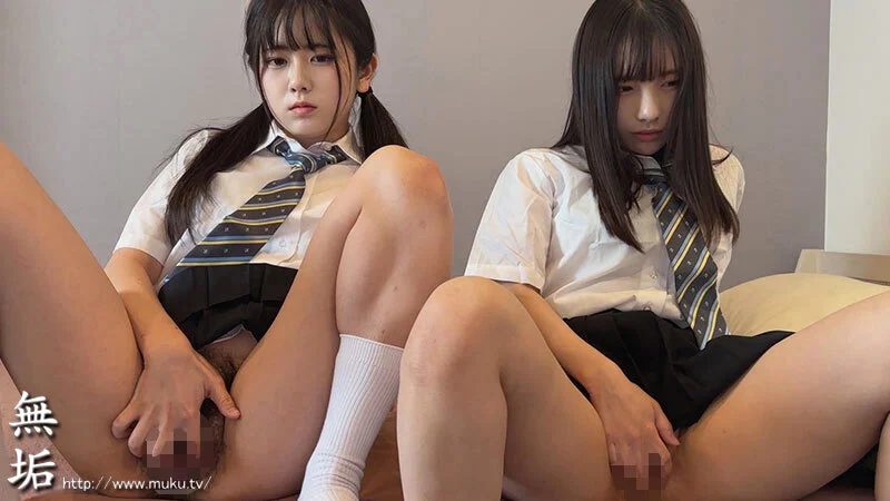 制服JK二人組がアソコを見せている