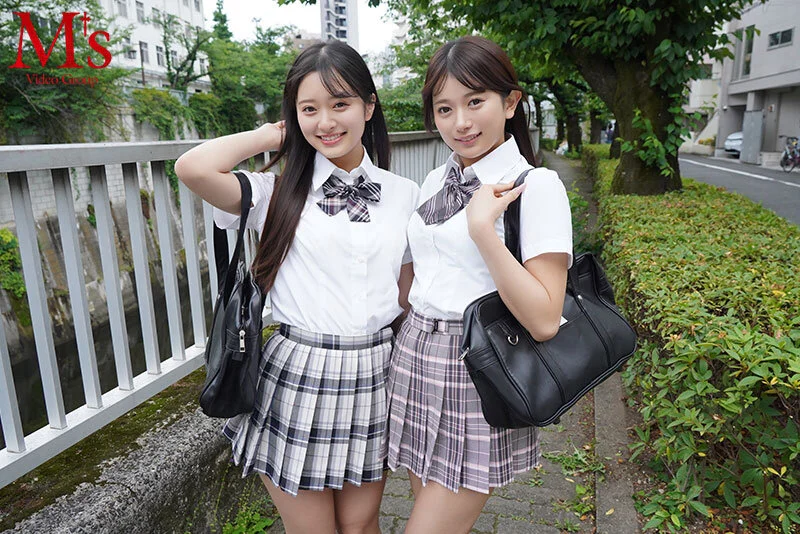 制服姿の北岡果林と花守夏歩