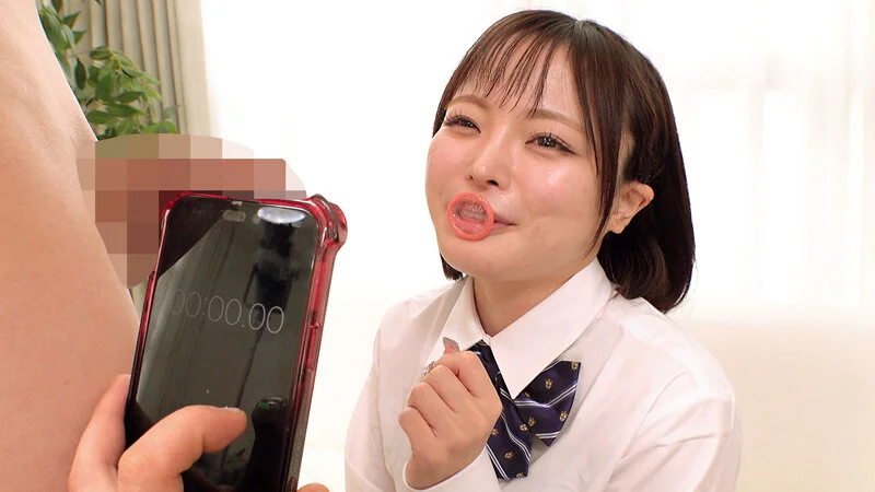 制服JKが口にコンドームを咥えている