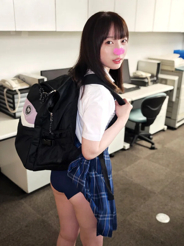 制服JKがパンチラしている