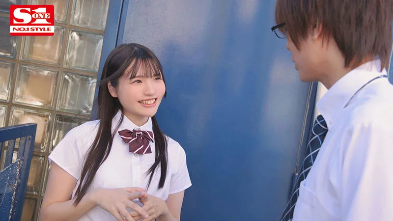 制服姿の中森心々奈が笑っている