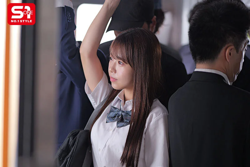 制服JK・早坂ひめが電車に乗っている