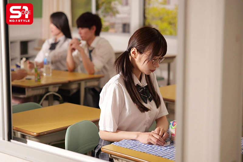 メガネをかけた制服JK