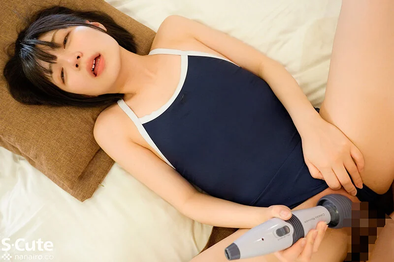 JK・虹村ゆみがスク水を着ながらおもちゃを使っている