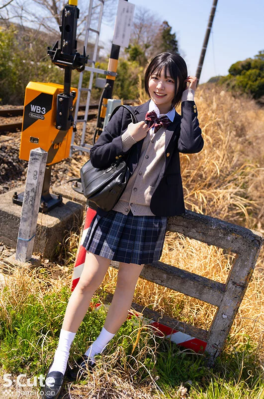 制服JK・虹村ゆみが立っている