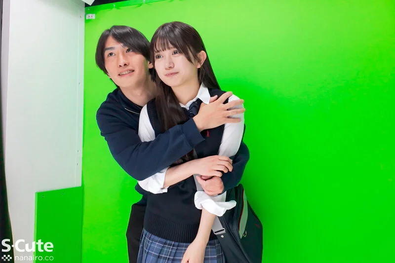 男とプリクラを撮る制服JKの北岡果林