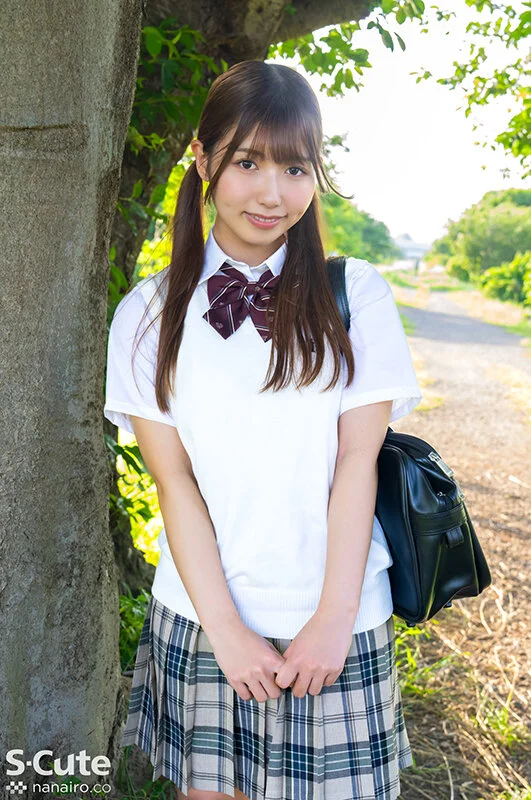 制服JK・逢沢みゆが立っている