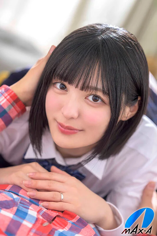 制服姿の虹村ゆみ