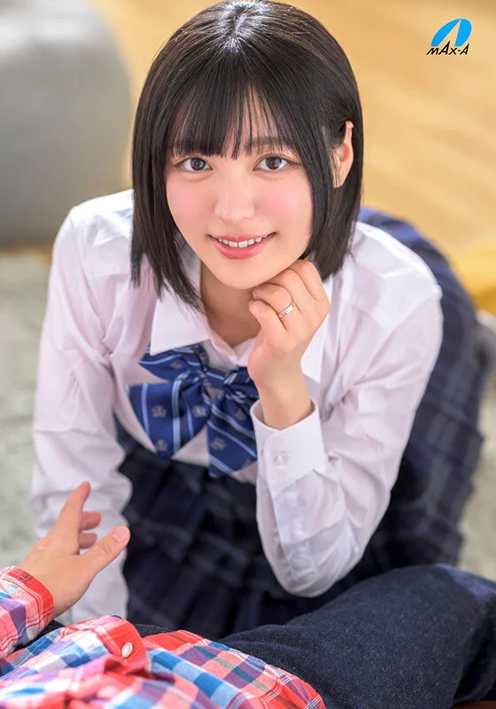 制服姿の虹村ゆみ。左手薬指に指輪