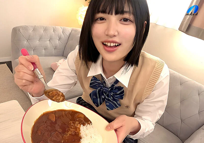 制服姿の虹村ゆみがカレーライスを持っている