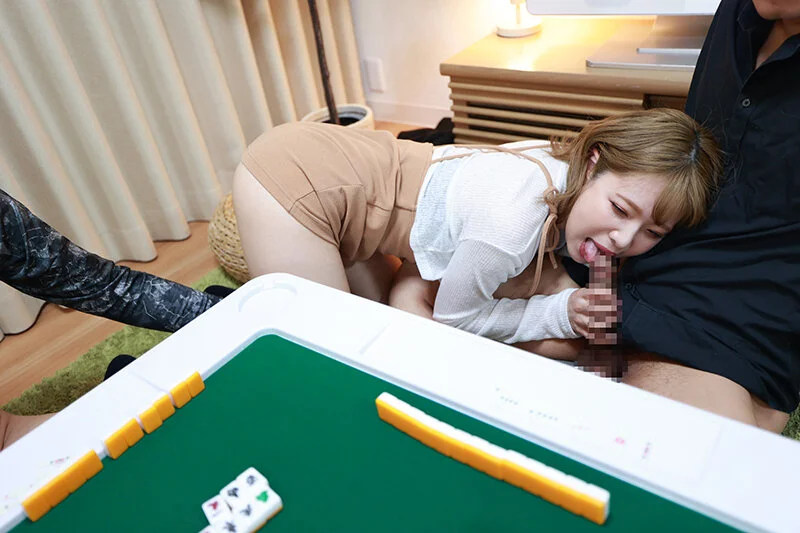 ギャルがフェラしている