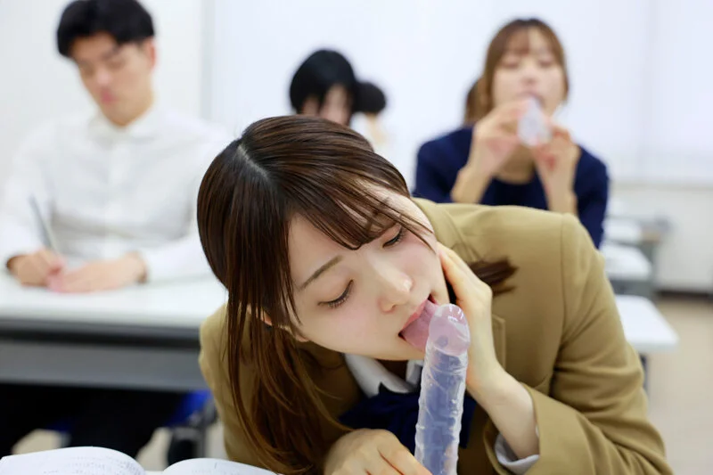 制服JKがディルドを舐めている