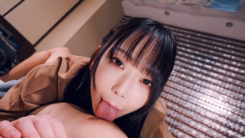 制服JKが舌を出している