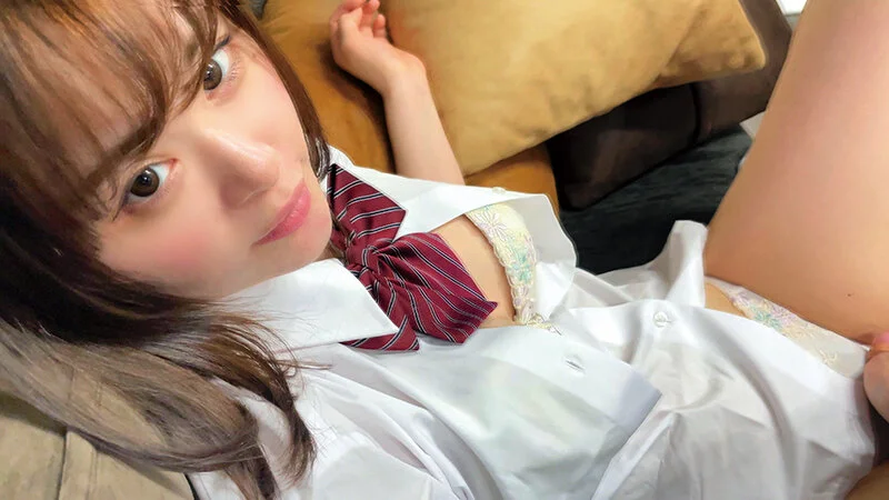 カメラ目線の制服女子