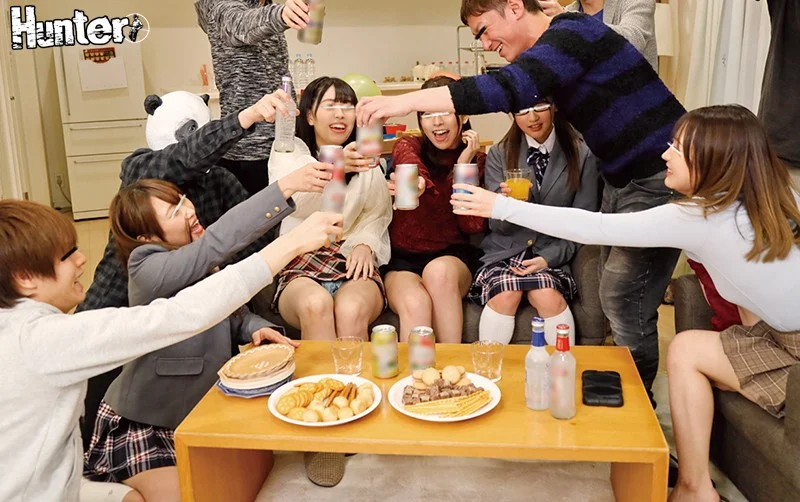 JKたちが乾杯している