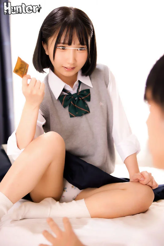 制服JKがコンドームを持っている