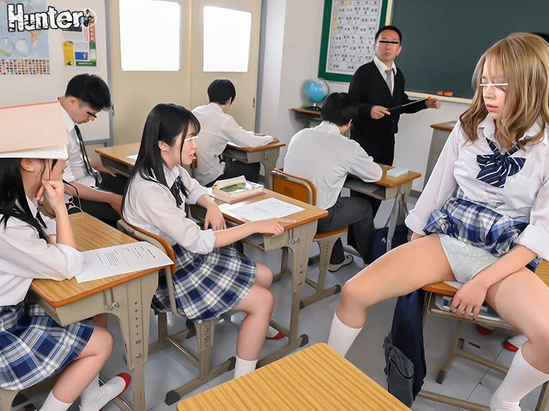 教室にいる制服JKたち