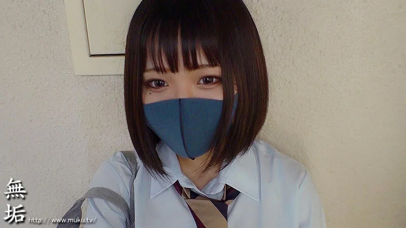 マスクをしている制服JK