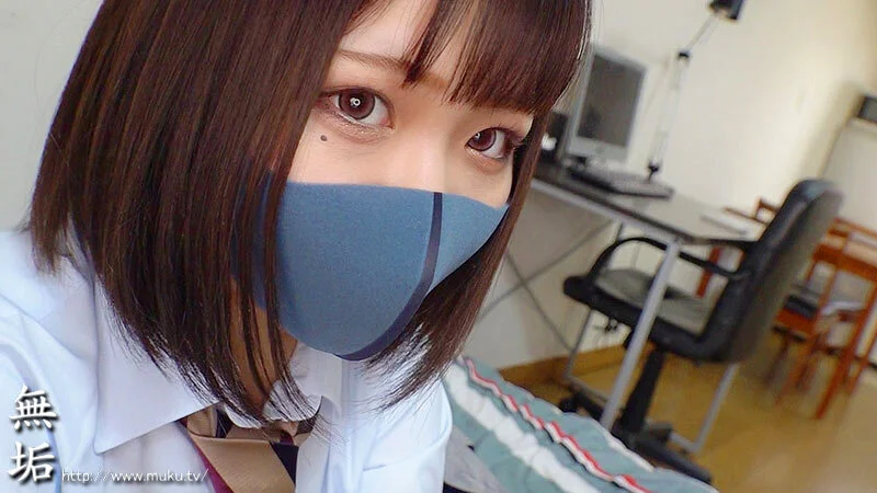 マスクをしている制服JK