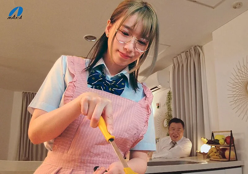 制服めがねJKがエプロン着ている