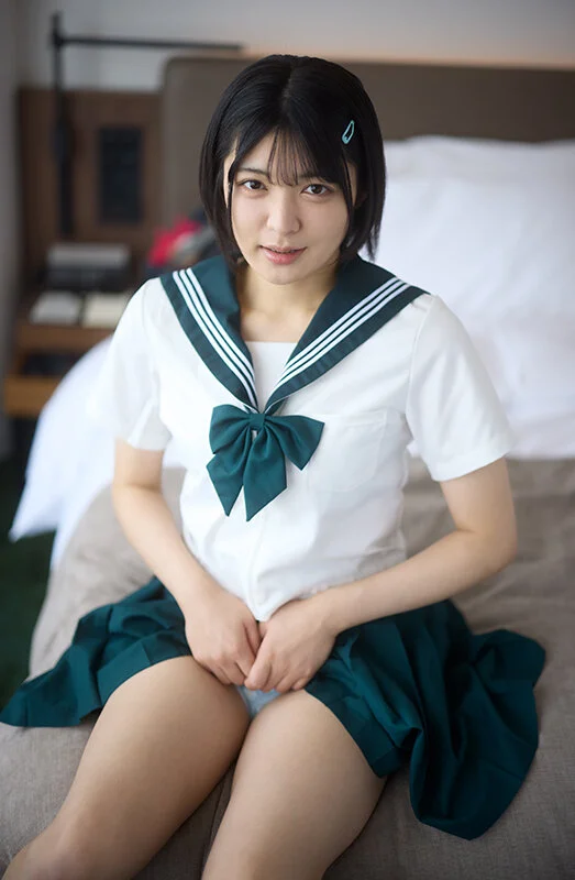 セーラー服を着たJK・虹村ゆみ 【配信品番：1piyo00227 サンプル画像】