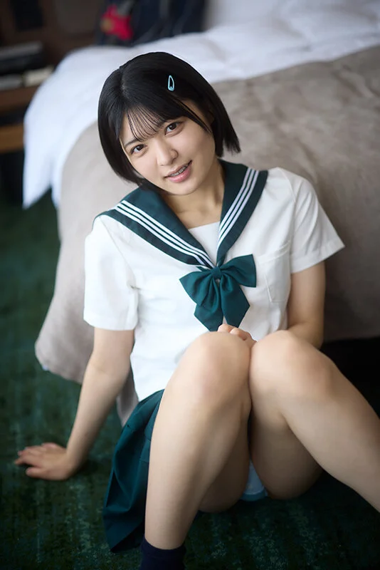 セーラー服を着たJK・虹村ゆみ 【配信品番：1piyo00227 サンプル画像】