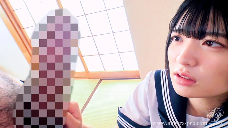 セーラー服を着たJK・虹村ゆみがチ〇ポを見ている 【配信品番:apak00307 サンプル画像】